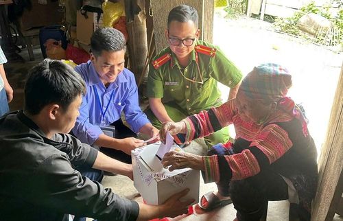 Cử tri cao tuổi trên địa bàn xã Mường Lý được thành viên Tổ bầu cử mang hòm phiếu phụ đến tận nhà để thực hiện quyền bầu cử