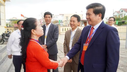 Ông Trần Vũ Khiêm, Phó Bí thư Tỉnh ủy tỉnh Quảng Trị thăm hỏi và lắng nghe ý kiến của các cử tri tham gia bầu cử.