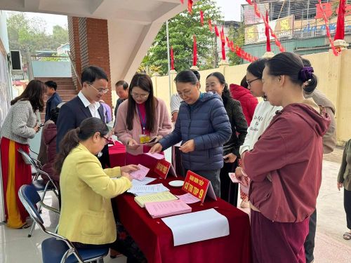 Đông đảo cử tri phường Điện Biên Phủ tích cực tham gia bỏ phiếu từ sớm với tinh thần trách nhiệm cao