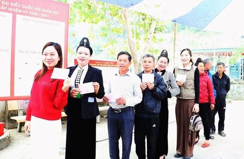 Cử tri khu vực bỏ phiếu số 11, xã Thanh Yên phấn khởi thực hiện quyền và nghĩa vụ công dân