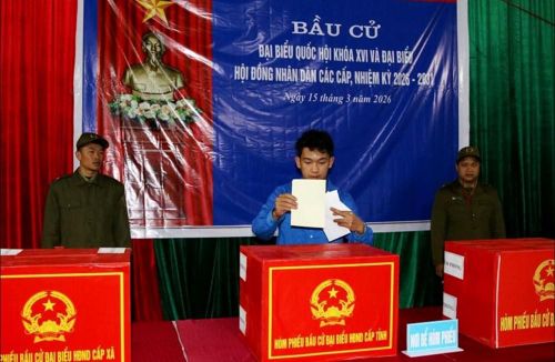 Cử tri Hoàng Bảo Lâm, bản Nậm Ngám A, xã Pu Nhi lần đầu tiên đi bầu cử