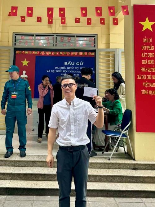 Họa sĩ Chu Nhật Quang trong trang phục lịch sự tham gia bỏ phiếu bầu cử