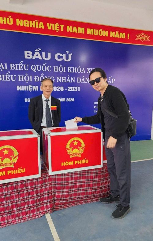 Guitarist Trần Tuấn Hùng (Trưởng Ban nhạc Bức Tường) đã bỏ phiếu tại Đơn vị bầu cử số 14, phường Giảng Võ, Hà Nội