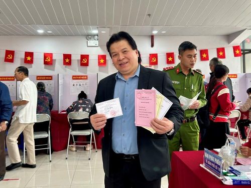 Ngay khi trở về nước sau chuyến công tác tại Tây Ban Nha, NSND Tống Toàn Thắng hào hứng tham gia bỏ phiếu bầu cử