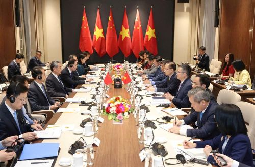 Bộ trưởng Lê Hoài Trung trao đổi chiến lược với Bộ trưởng Vương Nghị