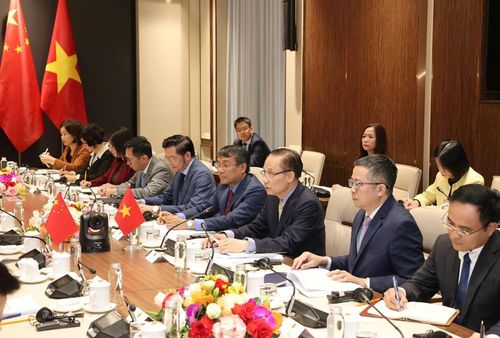 Bộ trưởng Bộ Ngoại giao Lê Hoài Trung và Bộ trưởng Bộ Ngoại giao Trung Quốc Vương Nghị trao đổi chiến lược