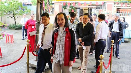 Cử tri ở Tổ dân phố Hương Trung xếp hàng ngay ngắn và lần lượt theo thứ tự vào bỏ phiếu.