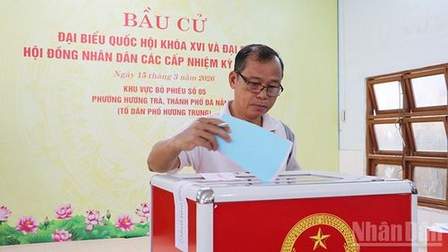Cử tri vui vẻ, hào hứng tham gia bỏ phiếu.