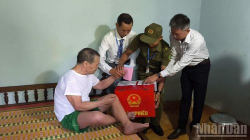 Ông Ngô Nhẫn, xã Trà Tân thực hiện quyền bỏ phiếu của mình tại nhà.