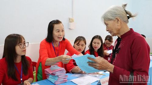 Cử tri Phan Thị Thao, Tổ dân phố Hương Trung làm thủ tục bỏ phiếu.