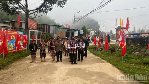 Cử tri thôn A Zứt, xã biên giới A Vương đã đổ về điểm bầu cử để bỏ phiếu.