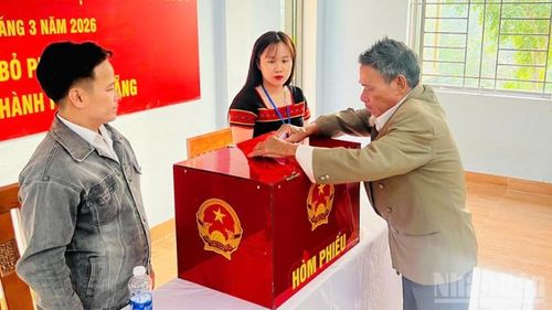 Cử tri thôn Ngọc Giác, xã Trà Tân tham gia bỏ phiếu.