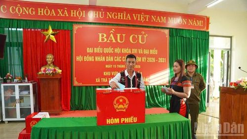 Cử tri xã Trà Tân hào hứng tham gia bỏ phiếu.