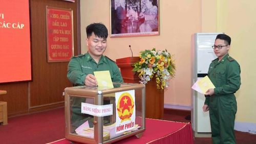 Các chiến sĩ trẻ lần đầu tham gia bầu cử.