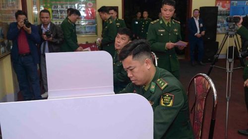 Các cán bộ, chiến sĩ Đồn Biên phòng Cửa khẩu quốc tế Lào Cai lần lượt tham gia bầu cử.