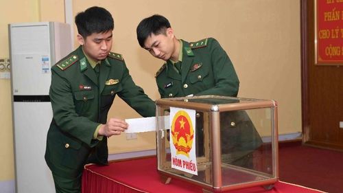 Kiểm tra, niêm phong hòm phiếu.