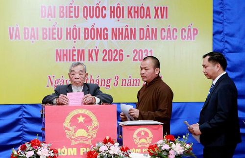  Cử tri cao tuổi xã Hạ Hòa tham gia bầu cử đại biểu Quốc hội và đại biểu Hội đồng nhân dân các cấp. 