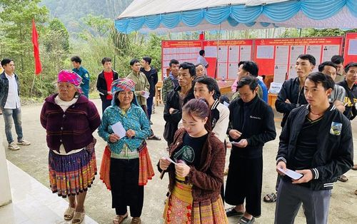  Ngay từ sáng sớm, rất nhiều cử tri bản người Mông bản Mỹ Á, xã Thu Cúc, tỉnh Phú Thọ đã nô nức đi bầu cử. 