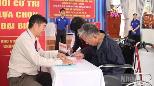 Được tổ bầu cử hỗ trợ, cử tri Hồng vẫn muốn tự tay thực hiện phần việc của mình.