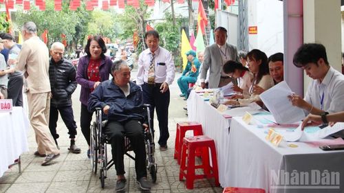 Tổ bầu cử hướng dẫn, hỗ trợ cử tri Hồng vào khu vực nhận phiếu.