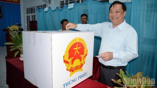  Đồng chí Phạm Thành Ngại, Chủ tịch Ủy ban nhân dân tỉnh Đồng Tháp dự khai mạc và bỏ phiếu bầu cử tại phường Gò Công (tỉnh Đồng Tháp). 