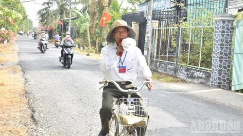  Cán bộ khu phố Mỹ Hưng, phường Mỹ Phong (tỉnh Đồng Tháp) dùng loa di động tuyên truyền trong ngày bầu cử 15/3/2026. 