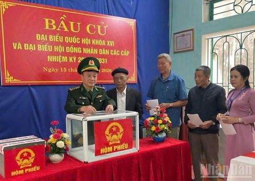 Đại tá Tô Vĩnh Hà, Phó Chính ủy Ban Chỉ huy Bộ đội biên phòng tỉnh Hưng Yên bỏ lá phiếu bầu cử.