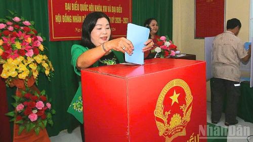Bà Mã Thị Tươi, Ủy viên Ban Thường vụ Thành ủy, Phó Chủ tịch Thường trực Hội đồng nhân dân thành phố Cần Thơ bỏ phiếu bầu cử.