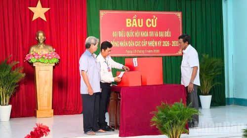 Khu vực bỏ phiếu số 14, xã Tân Hòa kiểm tra và niêm phong thùng phiếu.