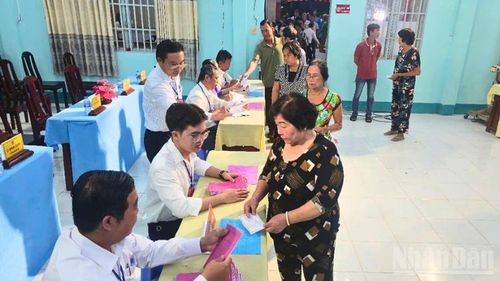 Cử tri thực hiện các bước theo quy trình bầu cử.