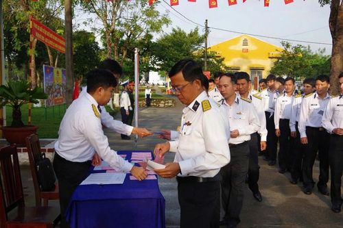  Cử tri đảo Trường Sa nhận phiếu bầu cử. (Ảnh: CTV) 