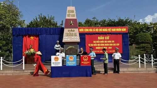  Cử tri đảo Trường Sa tiến hành bỏ phiếu. (Ảnh: CTV) 