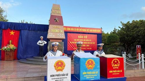  Kiểm tra hòm phiếu. (Ảnh: CTV) 