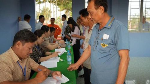  Cử tri xã biên giới Bình Hiệp nhận phiếu bầu cử. 