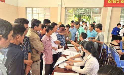  Cử tri phường Long An nhận phiếu bầu. 