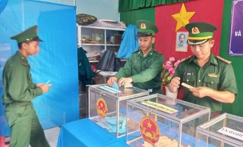  Lực lượng Biên phòng và quân nhân thực hiện quyền bỏ phiếu. 