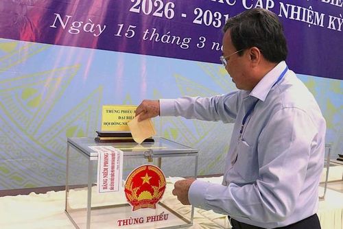  Chủ tịch Ủy ban nhân dân tỉnh Tây Ninh Lê Văn Hẳn dự và thực hiện quyền bỏ phiếu tại Tổ bầu cử số 21 thuộc đơn vị Bầu cử số 4 (xã Đức Lập, Hòa Hiệp và Hậu Nghĩa). 