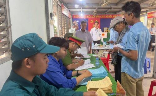  Cử tri ấp Cả Cát xã Tân Hưng nằm trên vùng Đồng Tháp Mười tỉnh Tây Ninh thuộc Tổ bầu cử số 10 nhận phiếu bầu cử. 