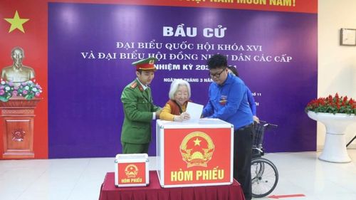 Cử tri Phạm Thị Bắc 100 tuổi thực hiện bỏ phiếu tại phường Phú Thượng.