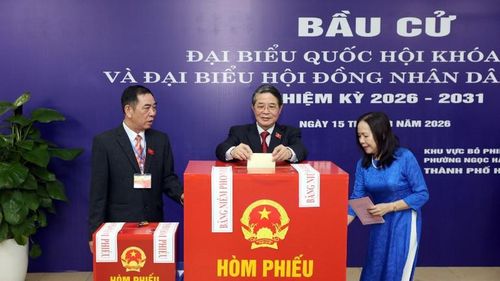 Phó Chủ tịch Quốc hội Nguyễn Đức Hải bỏ phiếu tại khu vực bỏ phiếu số 21, phường Ngọc Hà.