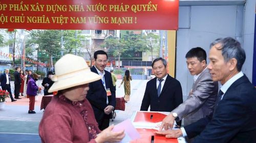 Chủ tịch Ủy ban nhân dân thành phố Hà Nội Vũ Đại Thắng kiểm tra công tác bầu cử tại phường Giảng Võ.