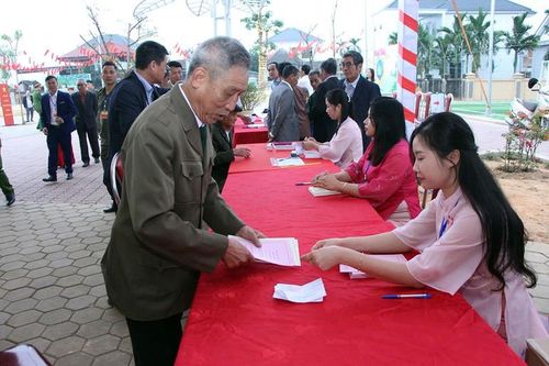  Từ sáng sớm, đông đảo cử tri xã Minh Châu đã có mặt tại các điểm bỏ phiếu. 