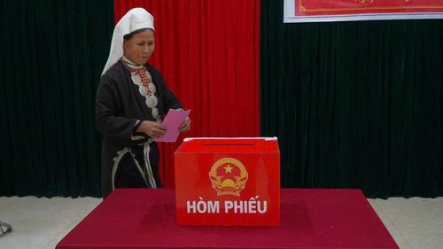  Cử tri thôn Pác Đa, xã Thượng Quan tiến hành bỏ phiếu. (Ảnh: VÂN ĐOAN) 