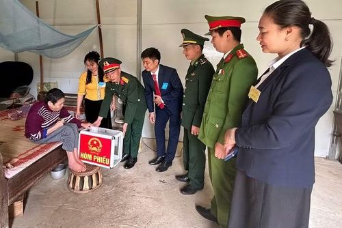 Các cử tri không thể đến điểm bỏ phiếu đều được lực lượng bộ đội Biên phòng phối hợp đưa thùng phiếu phụ đến tận nơi.