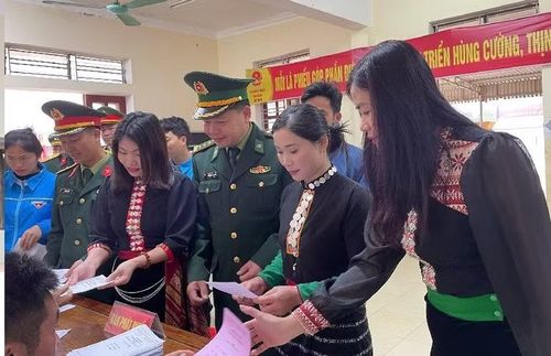 Cử tri trên địa bàn xã Tri Lễ, Nghệ An nhận phiếu bầu cử.