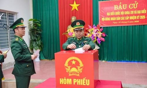Cử tri Ban Chỉ huy Bộ đội Biên phòng Nghệ An tham gia bầu cử.