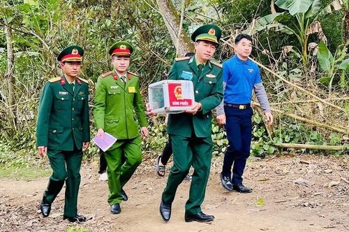 Đồn Biên phòng Tri Lễ phối hợp các lực lượng đưa các thùng phiếu phụ đến các bản làng.
