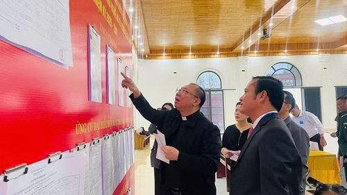 Linh mục Trần Định, quản xứ Giáo xứ Trung Song, xã An Châu tham gia đi bầu cử.