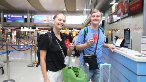  Du khách nước ngoài check-in tại cảng hàng không Cam Ranh đi Phú Quốc. 