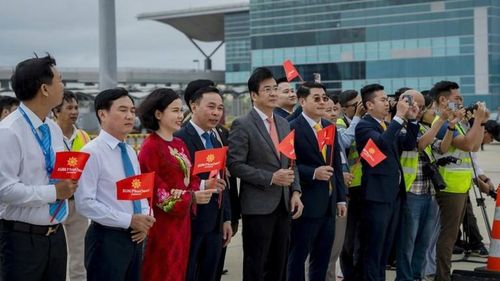  Đồng chí Nguyễn Long Biên, Phó Chủ tịch Thường trực Ủy ban nhân dân tỉnh (đứng giữa, cà vạt đỏ) đón chuyến bay đầu tiên Phú Quốc-Cam Ranh. 